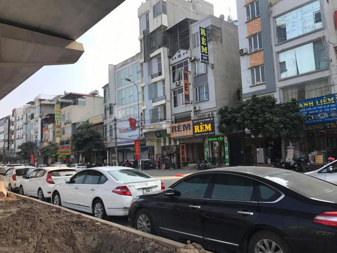 Lòng đường quốc lộ 32 được trưng dụng tối đa.