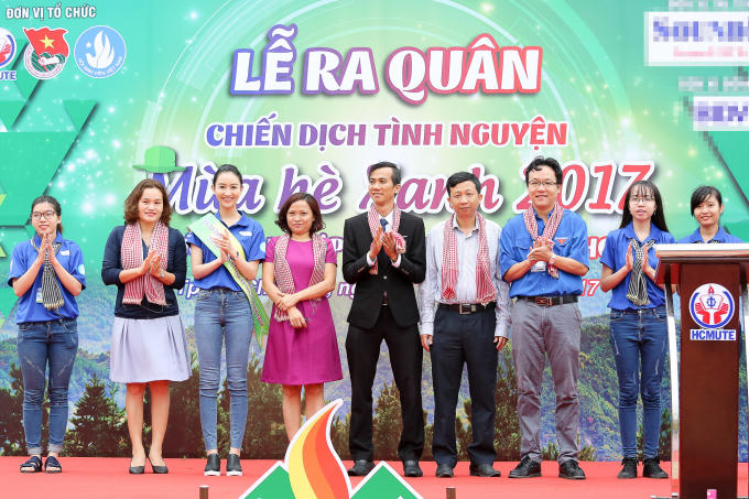H&agrave; Thu đội mưa tới dự Lễ ra qu&acirc;n &ldquo;M&ugrave;a h&egrave; xanh 2017&rdquo;