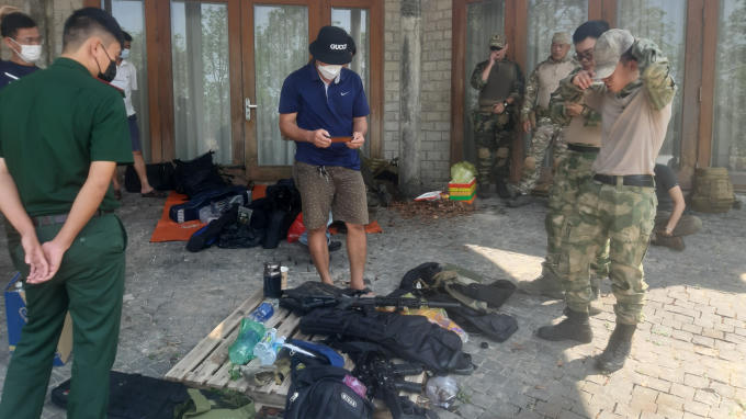 Lực lượng Biên phòng Long Sơn đang kiểm tra tang vật tại hiện trường.