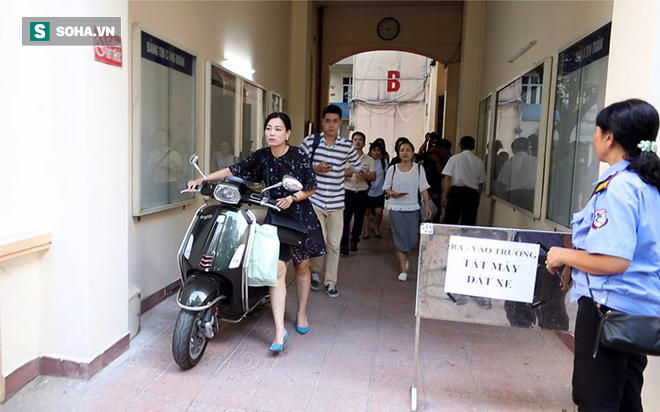 Chị Hồng Nhung (áo đen) rời cuộc họp kéo dài 9 tiếng đồng hồ.