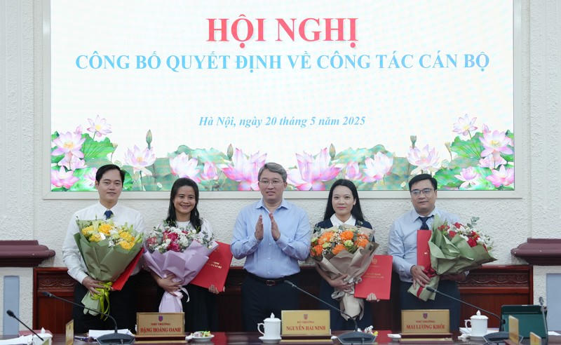 Bộ trưởng Bộ Tư Pháp Nguyễn Hải Ninh trao quyết định điều động, bổ nhiệm đối với 04 đồng chí.