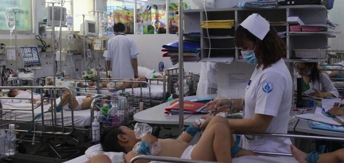 Số trẻ mắc tay chân miệng tăng đột biến. Ảnh: PLO