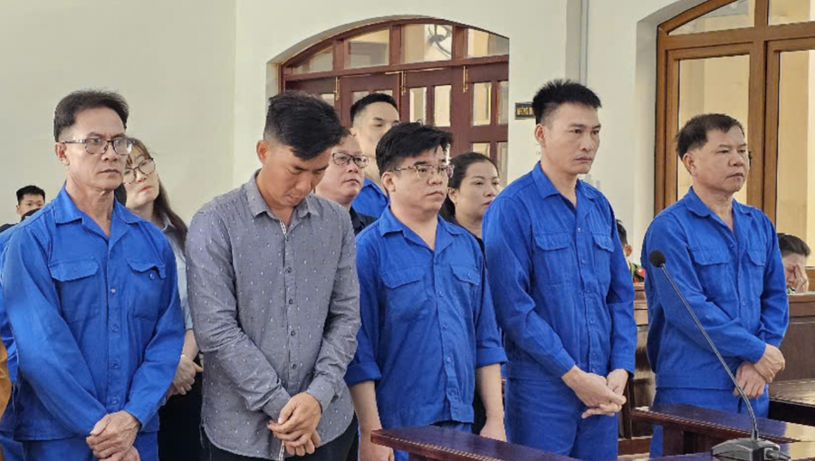 Nhóm bị cáo cùng hầu tòa và lãnh án nặng.