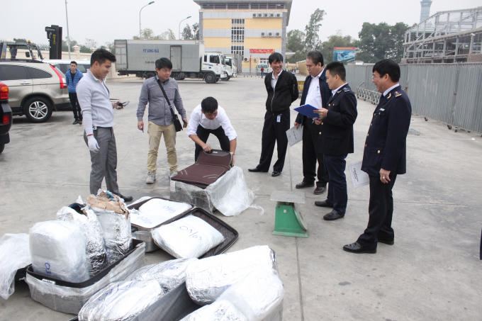 Cơ quan chức năng bóc dỡ lô hàng để kiểm tra.