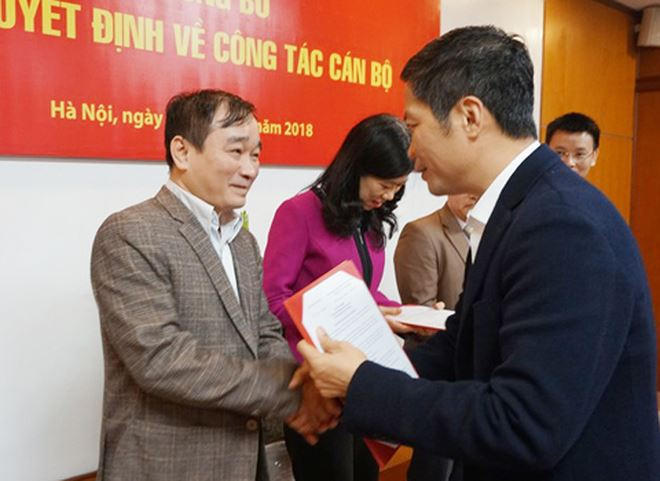 Bộ trưởng trao Quyết định cho Kiểm soát viên Tập đoàn Hóa chất Việt Nam Nguyễn Như Diễm.