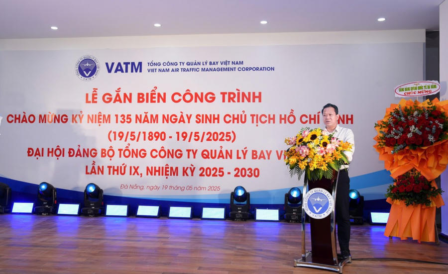 Chủ tịch Lê Hoàng Minh phát biểu tại Lễ gắn biển Công trình CSLV Công ty QLB miền Trung.