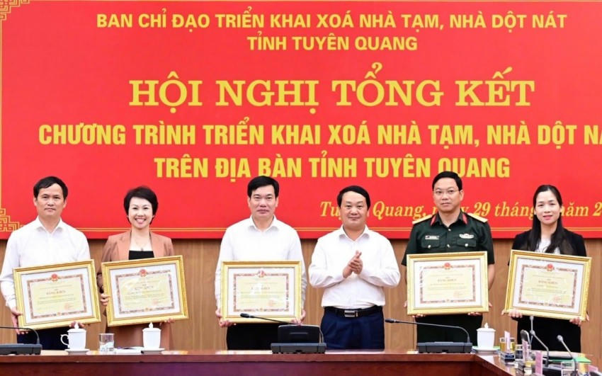 Bí thư Tỉnh ủy Tuyên Quang Hầu A Lềnh trao Bằng khen của UBND tỉnh cho các tập thể.