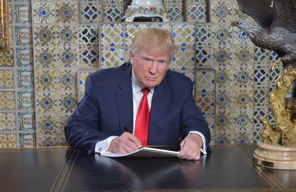 Bức ảnh ông Trump đăng lên trang Twitter cá nhân, "khoe" đang viết bài diễn văn nhậm chức.