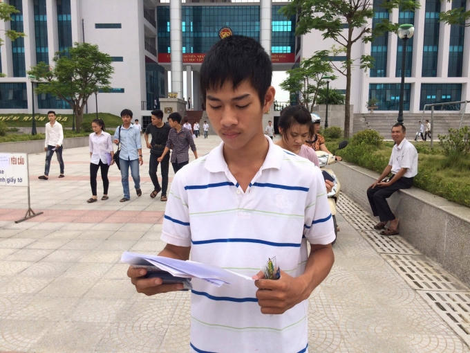 Thí sinh Trần Mạnh Hùng, học sinh THPT Lý Nhân cho biết: "Em làm được 70% nội dung đề thi, nhiều bạn còn ra về sớm hơn".