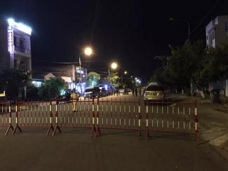 Đột k&iacute;ch qu&aacute;n bar Diamond, h&agrave;ng trăm thanh ni&ecirc;n quay cuồng trong tiếng nhạc