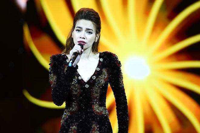 Đêm nhạc kéo dài gần ba tiếng, kết thúc trong sự hò reo của khán giả. Ảnh Giang Huy