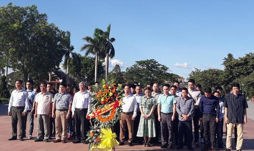 Đoàn làm lễ dâng hương tại Khu di tích Thành cổ Quảng Trị.