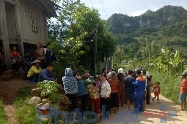 NÓNG - Mâu thuẫn tình cảm, tình nhân đổ 30 lít xăng thiêu 5 người ở Sơn La