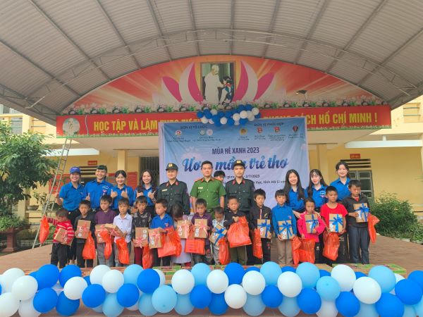 30 suất quà dành tặng cho các em nhỏ có hoàn cảnh khó khăn.