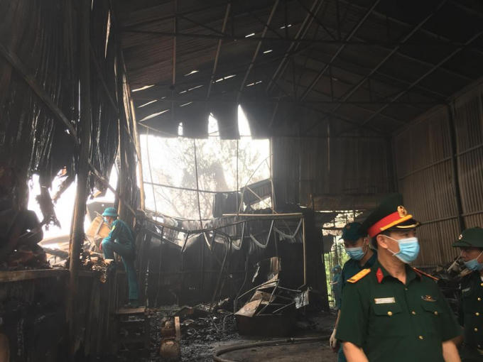 Theo thông tin ban đầu, khu vực kho xưởng bị cháy tại ngõ 1 Đại Linh nằm sau trong khu dân cư hàng trăm mét, có nhiều vật liệu dễ cháy như đồ nhựa, đồ gỗ nên đã cháy lan và nhanh chóng thiêu rụi.