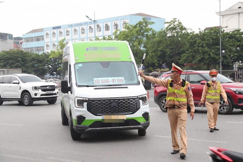 Tăng cường kiểm tra, xử lý vi phạm trong hoạt động vận tải hành khách.