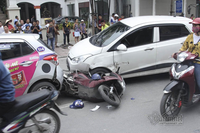 Hà Nội: Huyndai i10 gây tai nạn liên hoàn trên phố Tôn Đức Thắng
