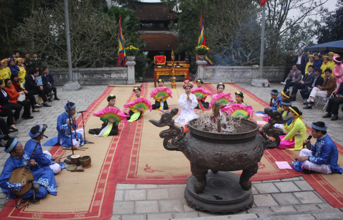 Khu Di tích lịch sử Đền Hùng hát chầu văn tại lễ dâng hương.
