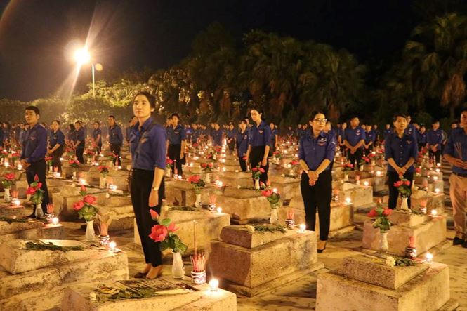 Đúng 20h, buổi lễ dâng hương tưởng nhớ các anh hùng, liệt sỹ được bắt đầu