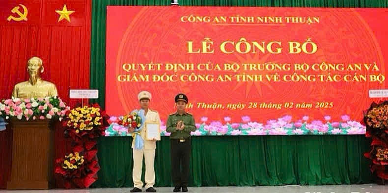 Đại tá Huỳnh Tấn Hạnh, Giám đốc Công an tỉnh Ninh Thuận trao quyết định thăng cấp bậc hàm từ Thượng tá lên Đại tá cho ông Lê Quang Dũng, Phó Giám đốc Công an tỉnh, biệt phái sang công tác tại Ban Nội chính Tỉnh ủy.