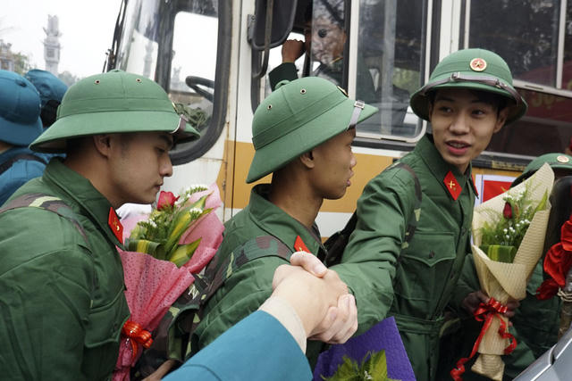 Những cái bắt tay thật chặt.