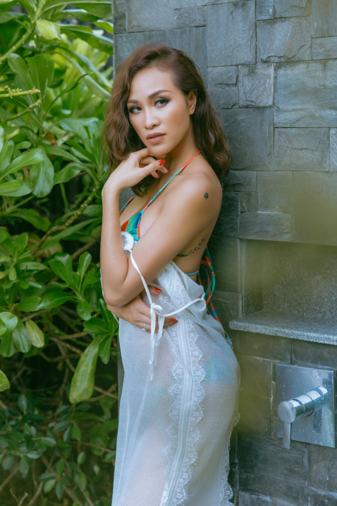 Phương Mai khoe vòng 1 bốc lửa bên bờ biển