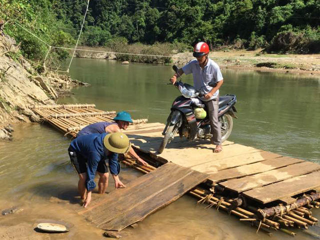 Các thầy giáo vượt Khe Khặng vào bản Cò Phạt, Khe Búng để vận động học sinh người Đan Lai đến trường.