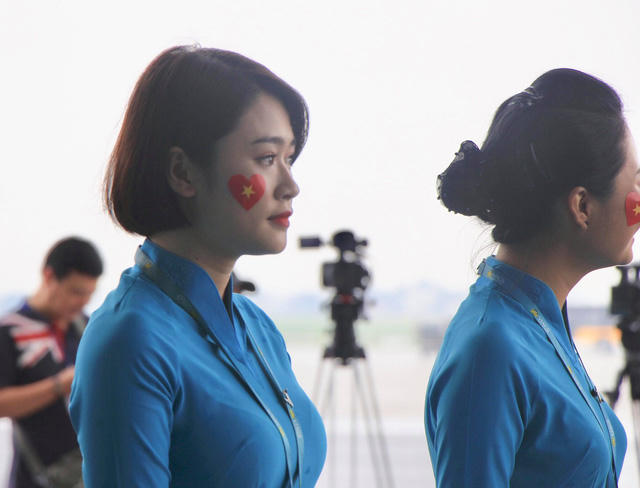 Cùng hướng về nơi các cầu thủ sẽ xuất hiện.