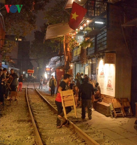 Mỗi khi chuẩn bị có đoàn tàu chạy qua, chủ các quán cà phê này lại “nháo nhào” thu dọn bàn ghế, hô hoán du khách nép sang hai bên đường tàu.