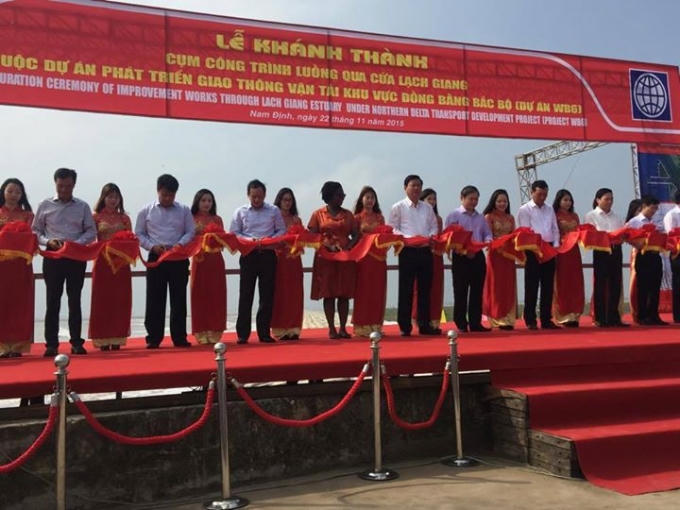 Các đại biểu cắt băng khánh thành dự án.