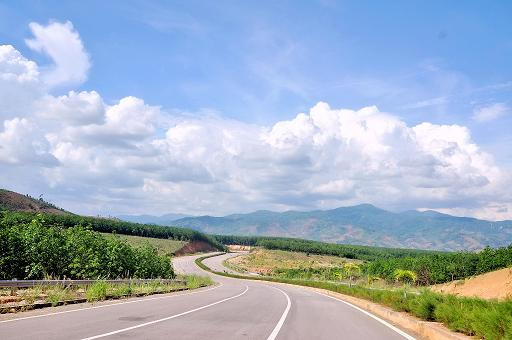 Đến đây, du khách sẽ được mãn nhãn với không gian núi đồi trùng điệp vô cùng đẹp mắt.