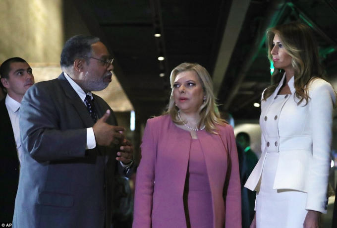 Sau cuộc họp báo, bà Melania đã đưa bà Sara đi tham quan Bảo tàng Văn hóa Lịch sử người Mỹ gốc Phi ở thủ đô Washington trong khi hai lãnh đạo Mỹ và Israel tiếp tục nói chuyện.