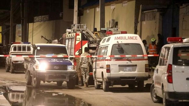 Lực lượng an ninh phong tỏa khu vực khách sạn, nơi xảy ra vụ tấn công. (Nguồn: Reuters)
