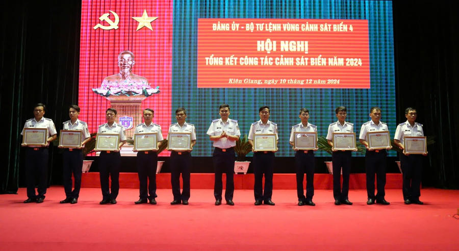 Thiếu tướng Trần Văn Lượng, Tư lệnh Vùng Cảnh sát Biển 4 tặng giấy khen cho các tập thể có thành tích xuất sắc, tiêu biểu trong phong trào thi đua Quyết thắng năm 2024