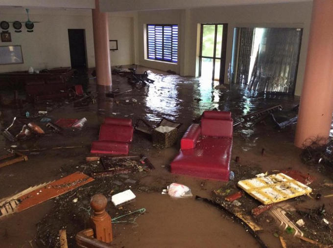 Nhà dân gần đó ngập trong nước biển dâng cao.