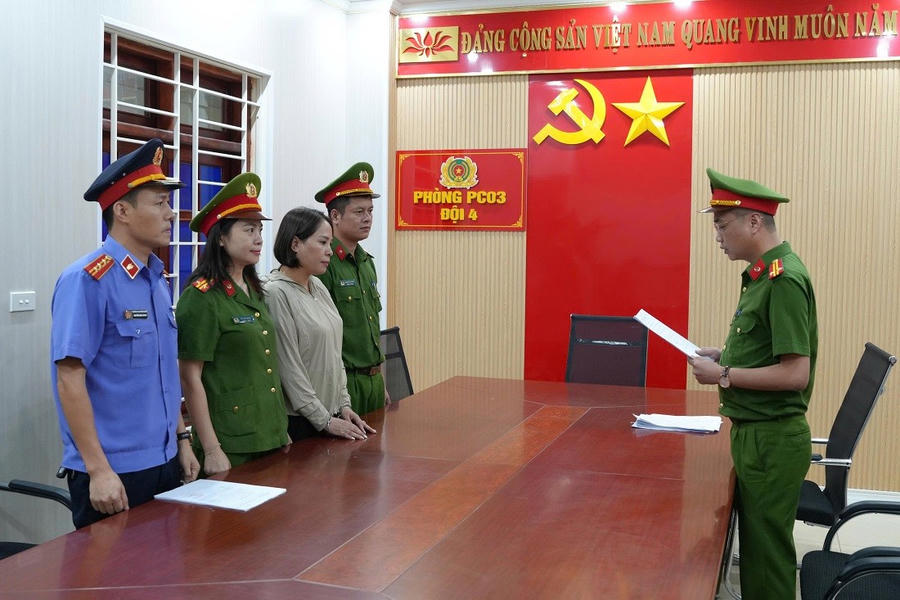 Tống đạt quyết định khởi tố vụ án, khởi tố bị can và bắt tạm giam đối với Phan Thị Mai - Ảnh Công an Nghệ An.