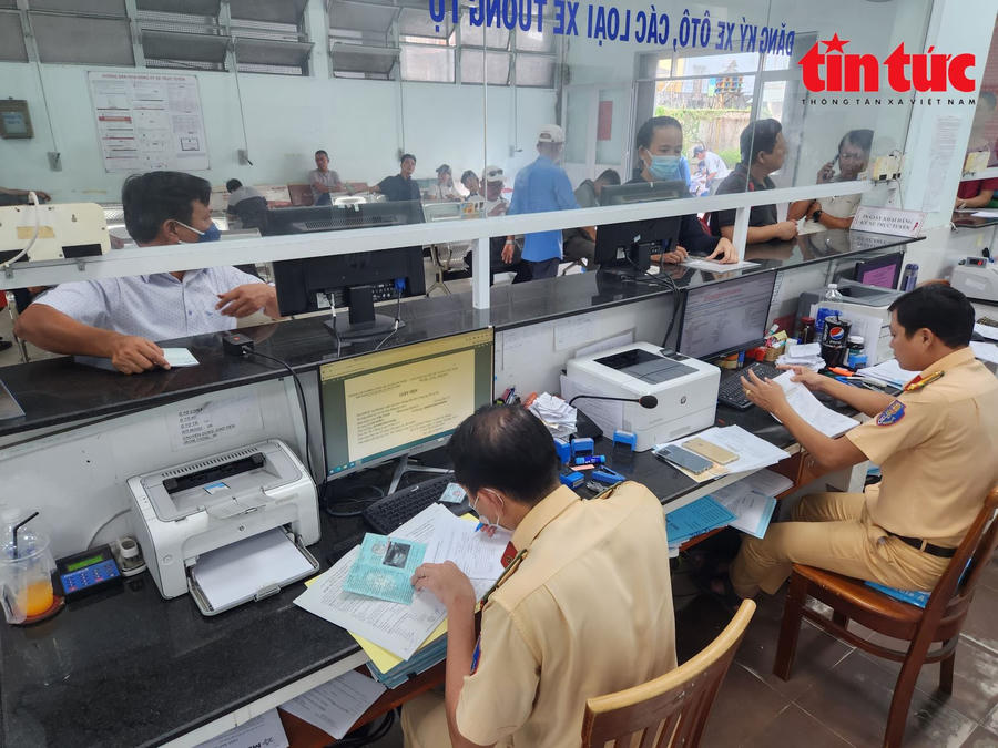 Người dân đến đăng ký xe tại Đội đăng ký, quản lý phương tiện giao thông cơ giới đường bộ (Phòng CSGT Công an TP Hồ Chí Minh).