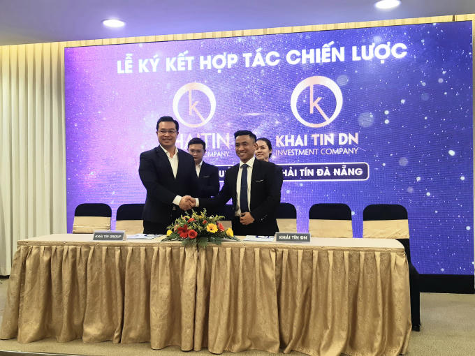 Đại diện Khải Tín Group (trái) ký kết nhà phân phối F1 với Khải Tin DN.