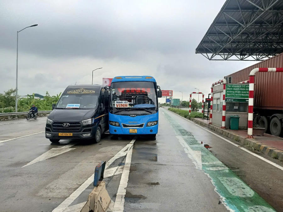 Hình ảnh xe khách của nhà xe Thanh Đông cố tình vượt ẩu lấn làn va chạm với xe của nhà xe Quang Mười ngay trước trạm thu phí Tiên Cựu.