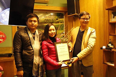 Nhóm tác giả loạt bài về kiểm nghiệm thuốc của Bà Giằng nhận giải.