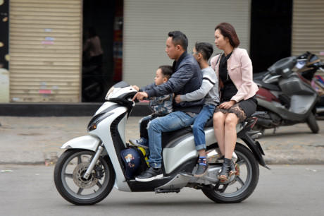 Một gia đình để mũ bảo hiểm dưới chân.