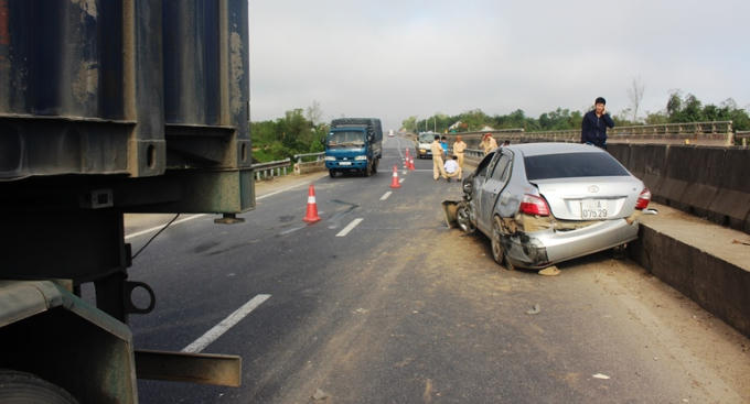 Xế hộp xoay như phim trên QL1 qua Quảng Trị sau cú va chạm với xe đầu kéo, 3 người trên xe may mắn thoát nạn.