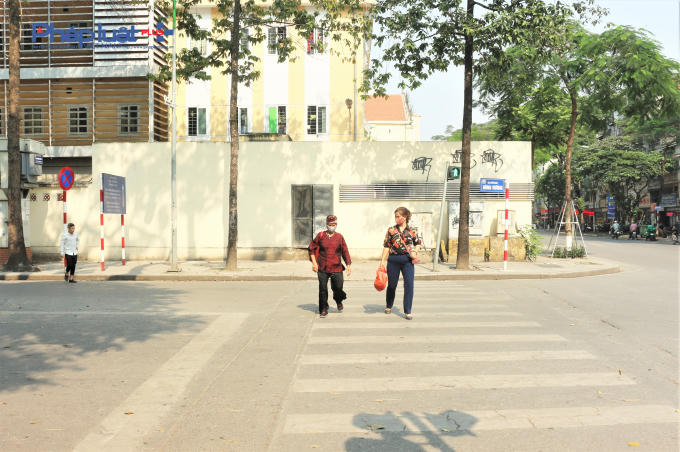 Trên nhiều tuyến phố chính ở Hà Nội, trong ngày 20/4, lượng người tham gia giao thông giảm hẳn do nắng điều kiện thời tiết.