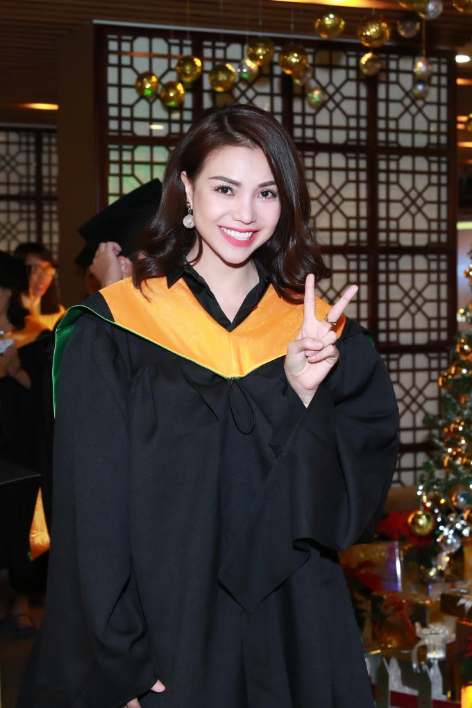 Vẻ rạng ngời của Trà Ngọc Hằng trong lễ nhận bằng tốt nghiệp