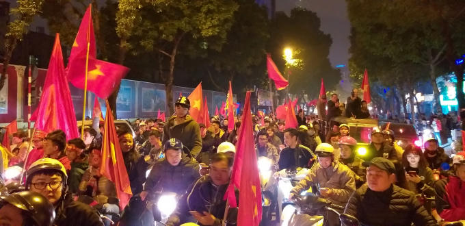 Từng dòng người cùng cờ đỏ sao vàng hô vang "Việt Nam chiến thắng".