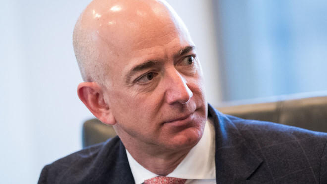 Tài sản sụt giảm nhưng ông chủ Amazon vẫn là người giàu nhất thế giới.