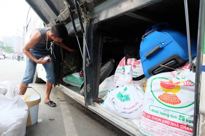 Ngoài vận chuyển người, các nhà xe cũng nêm chật đồ đi kèm hành khách.