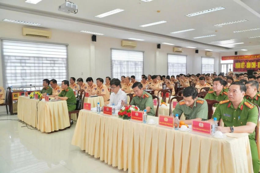 Lãnh đạo Công an tỉnh Đồng Nai và các đại biểu tham dự hội nghị của Phòng CSGT.