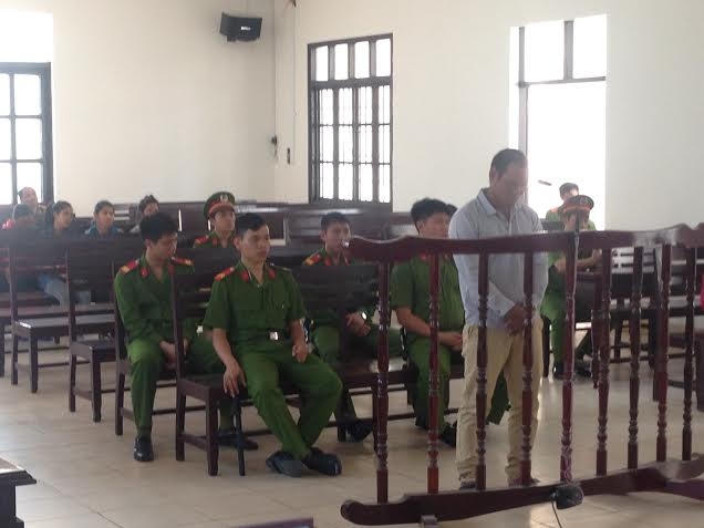 Bị cáo trước vành móng ngựa.