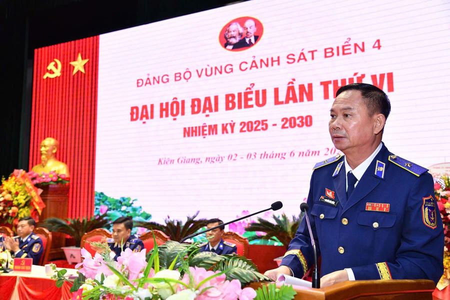 Thiếu tướng Nguyễn Văn Dũng - Bí thư Đảng ủy, Chính ủy Vùng Cảnh sát biển 4 trình bày báo cáo chính trị.